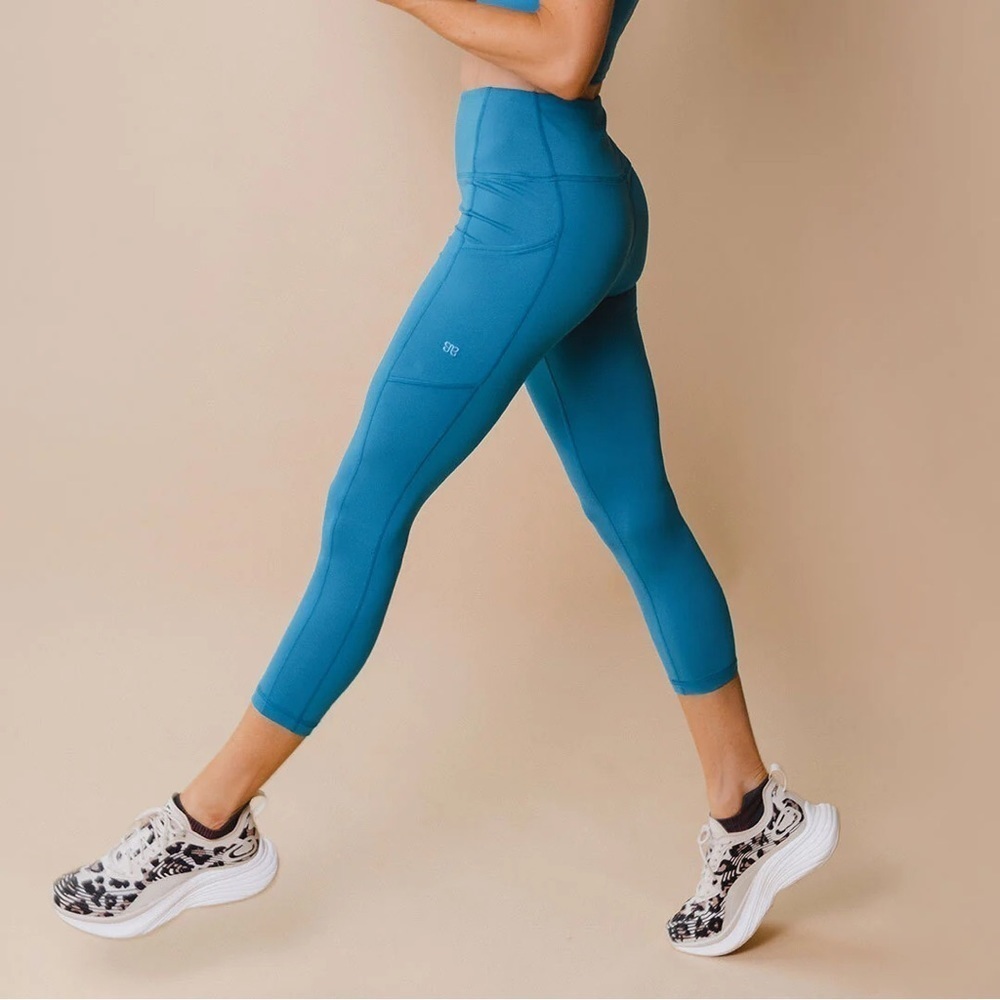 Albion Intention Flow 3/4 Leggingsโ in Cobalt Size Large